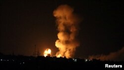 Asap dan api tampak dari sebuah ledakan menyusul serangan di bagian selatan Jalur Gaza, 20 Juli 2018.