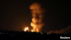 以色列20号对加沙地带南部空袭后发生爆炸