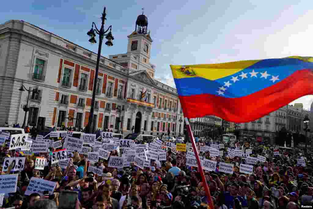 Venezolanos participan en una protesta en apoyo a Juan Guaidó en la Plaza de la Puerta del Sol en Madrid, España, el 30 de abril de 2019.