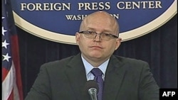 Zamenik pomoćnika državnog sekretara Filip Riker na brifingu u Vašingtonu (arhivski snimak)