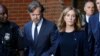 Aktris AS Felicity Huffman (kanan) meninggalkan pengadilan bersama suaminya, William H. Macy, setelah menerima vonis 14 hari hukuman penjara di Boston, Massachusetts, Jumat (13/9). 