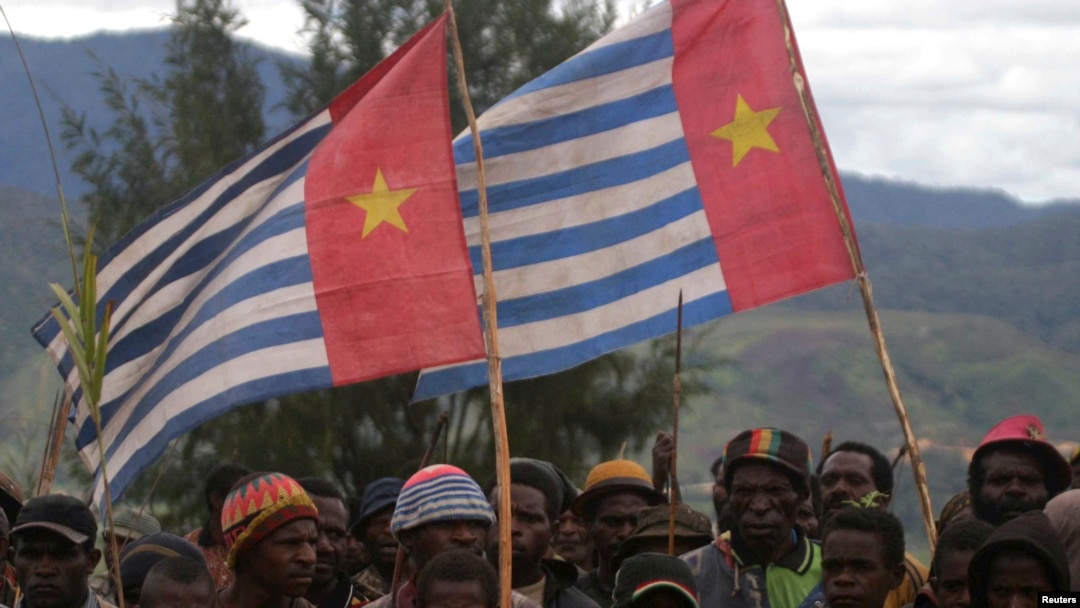 Para pendukung Organisasi Papua Merdeka (OPM) membawa bendera "Bintang Kejora" di Paniai Timur, Papua, 17 Oktober 2008. (Foto: dok).