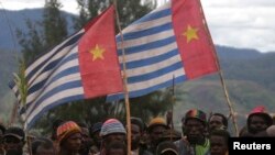 Para pendukung Organisasi Papua Merdeka (OPM) membawa bendera "Bintang Kejora" di Paniai Timur, Papua, 17 Oktober 2008. (Foto: dok).