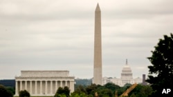 ARCHIVO - El monumento a Lincoln, el monumento a Washington y el edificio del Capitolio de Estados Unidos en Washington vistos en el Día de los Caídos desde Arlington, Virginia, el 25 de mayo de 2020. 