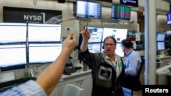 在美国纽约市，期货期权交易员在纽约证券交易所旗下的NYSE American交易大厅内忙碌。(2026年8月3日)