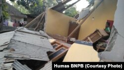 Rumah seorang warga yang rusak setelah gempa 6,4 SR mengguncang Pulau Lombok, Minggu pagi, 29 Juli 2018. (Foto: Humas BNPB)