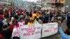 Orang-orang memasang spanduk bertuliskan "Hentikan intimidasi dan rasisme terhadap orang asli Papua" selama protes di Manokwari, Papua, Senin, 19 Agustus 2019. (Foto: AP)