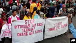 Aksi protes warga Papua di Manokwari menuntut dihentikannya Intimidasi dan Rasisme terhadap warga asli Papua, Senin (19/8).