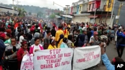 Ribuan warga Papua berunjuk rasa di Manokwari, provinsi Papua, 19 Agustus 2019. 