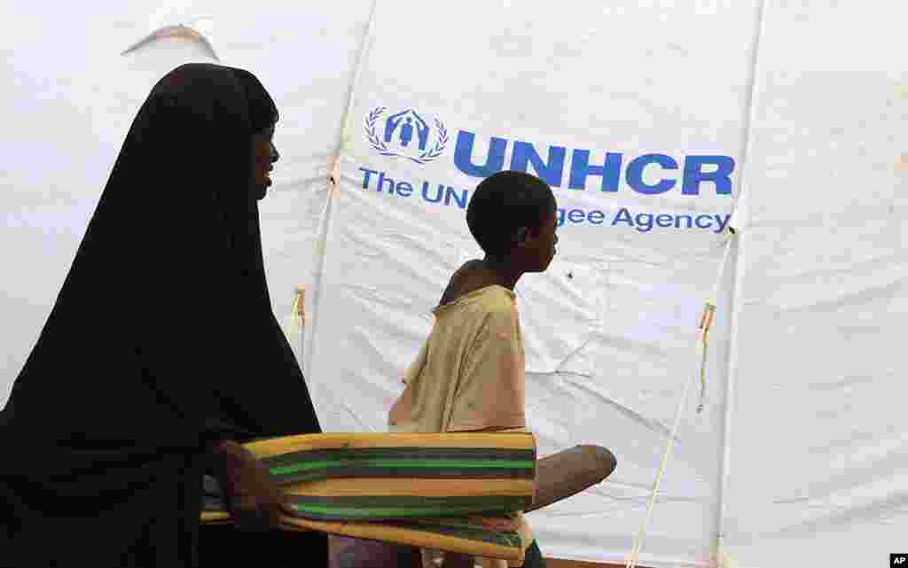 刚刚到达的一家难民走进巴莱定居点。这个定居点距离肯尼亚和索马里边界附近的达达阿布的IFO难民营不远的地方