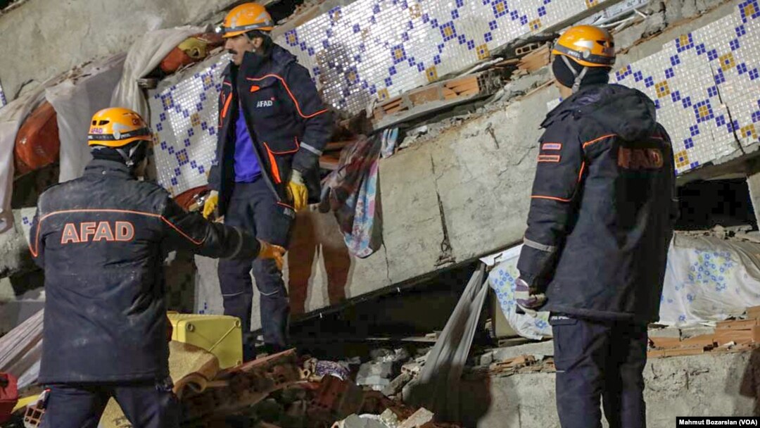 Petugas SAR berjuang untuk mencari orang yang selamat saat gempa berkekuatan 6,8 SR melanda kota Elazig, Turki timur. (Foto: VOA/Mahmut Bozarslan)