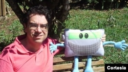 O jornalista Valter Aguiar e o mascote do DX Clube do Brasil, Sintonildo