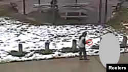 Tamir E. Rice, 12, được nhìn thấy chĩa khẩu súng vào Trung tâm Giải trí Cudell Recreation Center ở Cleveland, Ohio - hình ảnh chụp lại từ đoạn video do cảnh sát Cleveland công bố hôm 26/11/2014.