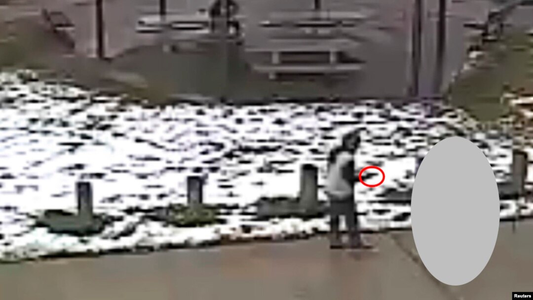 Tamir E. Rice (12 tahun) terlihat memegang senjata mainan di taman bermain Cudell di kota Cleveland, Ohio sebelum ditembak oleh polisi hari Sabtu (22/11).