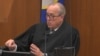 En esta captura de video, el juez del condado Hennepin, Peter Cahill, se dirige a la corte luego de haber puesto el juicio en manos del jurado, el 19 de abril de 2021.