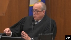 En esta captura de video, el juez del condado Hennepin, Peter Cahill, se dirige a la corte luego de haber puesto el juicio en manos del jurado, el 19 de abril de 2021.
