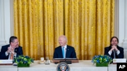 Los presidentes Joe Biden, Luis Lacalle Pou de Uruguay (der) y Rodrigo Chaves Robles de Costa Rica (izq) durante la Cumbre inaugural de líderes de la Asociación para la Prosperidad Económica de las Américas en la Casa Blanca, el 3 de noviembre de 2023, en Washington.