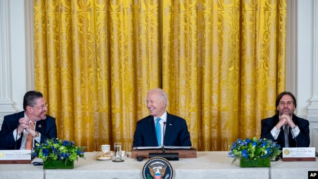 Los presidentes Joe Biden, Luis Lacalle Pou de Uruguay (der) y Rodrigo Chaves Robles de Costa Rica (izq) durante la Cumbre inaugural de líderes de la Asociación para la Prosperidad Económica de las Américas en la Casa Blanca, el 3 de noviembre de 2023, en Washington.