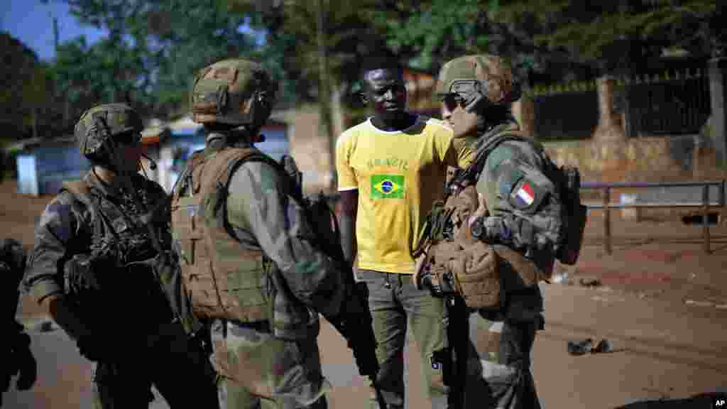 Des soldats de la force Sangaris à Bangui le 1er juin 2014.