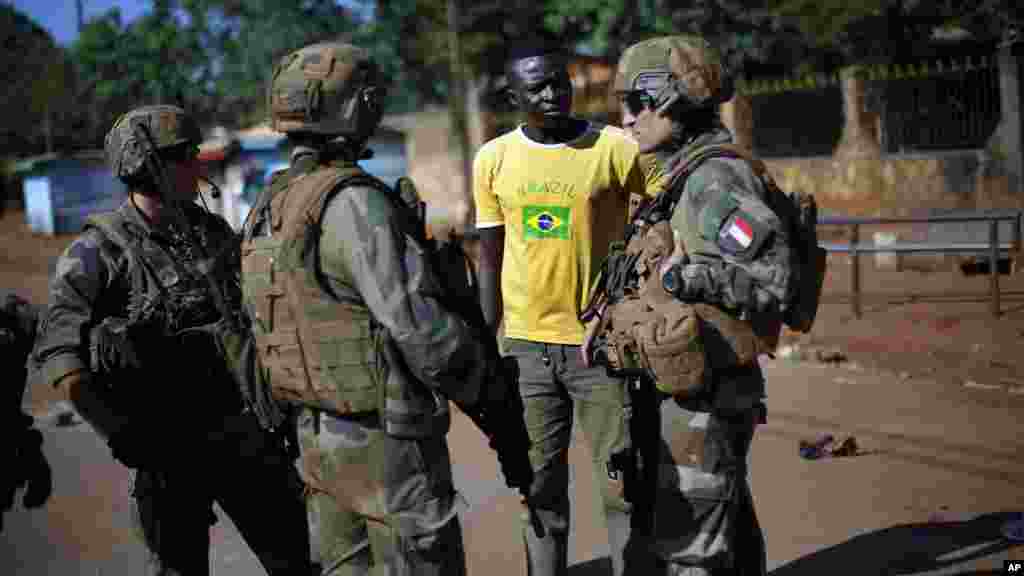Les troupes françaises &nbsp;de l&#39;opération Sangaris s&#39;entretiennent avec des civils à l&#39;extérieur de l&#39;église Fatima à Bangui, Centrafrique, 1er juin 2014. (AP Photo/Jerome Delay).