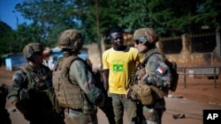 Des soldats français de l’opération Sangaris discutent avec un Centrafricain près de l'église Fatima à Bangui, en République centrafricaine, 1er juin 2014. (AP Photo / Jerome Delay)