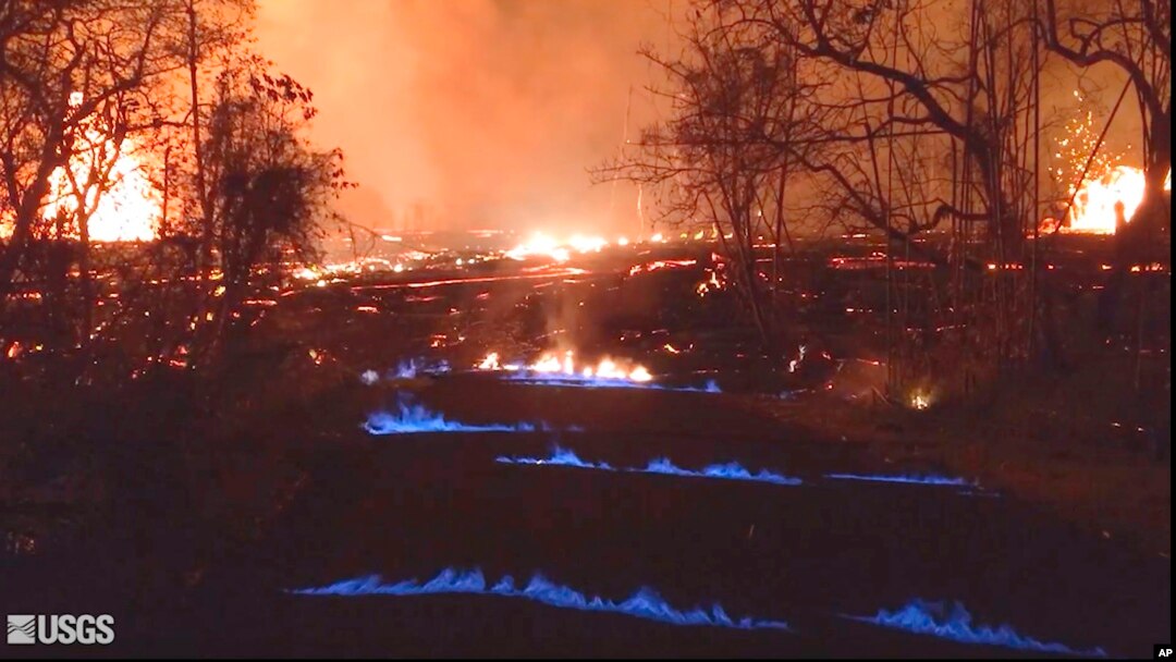 Esta foto tomada de un video del Servicio Geológico de EE.UU., muestra llama azul del gas metano que sale de volcán Kilauea en Hawái el miércoles, 23 de mayo, de 2018.