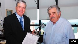 El anuncio se produjo tras la reunión mantenida en Montevideo por el presidente José Mujica y el canciller Luis Almagro con el embajador palestino en Argentina Walid Muaqqat.