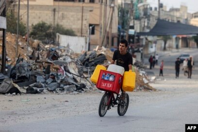 Palestinians break into Gaza UN aid warehouses as toll tops 8,000