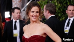 La actriz Jennifer Garner esposa del también actor Ben Affleck señala que todo el tiempo se siente acosada por los fotógrafos cuando está con sus hijos.
