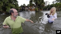 Keni Melkin pomaže svojoj ženi Beki da stigne do njihove poplavljene kuće u Nju Orleansu. 