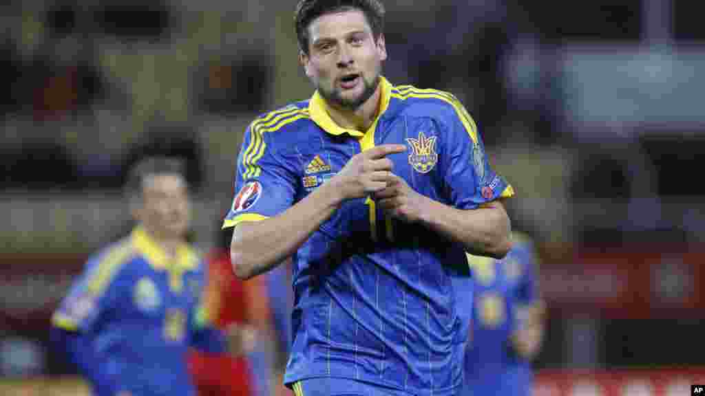 L'Ukrainien Yevhen Seleznyov célèbre un but marqué contre la Macédoine, lors d'un match de qualification, en Macédoine, le 9 octobre 2015.