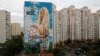 Nga: Thuê vẽ vợ lên tòa nhà 12 tầng để cổ động World Cup