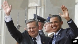 US. President Barack Obama (r) and his Polish counterpart Bronislaw Komorowski greet the press after arrival at the Presidential Palace in Warsaw, Poland, May 27, 2011