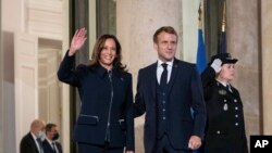 Prezidan Emmanuel Macron ki te kanpe bò kote Vis Prezidant Kamala Harris ki t ap salye asistans la ak men li anvan yon rankont bilateral nan Palè Elize a nan vil Pari, Frans, mèkredi 10 novanm 2021. 