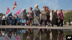 乌克兰斯洛维扬斯克民众5月1日在中心广场游行庆祝五一国际劳动节