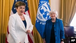 La secretaria del Tesoro, Janet Yellen, y la directora del FMI, Kristalina Georgieva, hablan durante su reunión en el Departamento del Tesoro en Washington, el jueves 1 de julio de 2021.