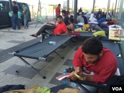 Many refugees sleep outside Austria station, refusing government provided housing after word "camp" became associated with detentions in recent months, Sept. 15, 2015. (Photo: H. Murdock / VOA)