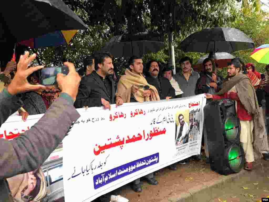 اسلام آباد میں احتجاج کے دوران مارچ کرنے کی کوشش پر پولیس نے پی ٹی ایم کے رکن قومی اسمبلی محسن داوڑ سمیت 12 سے زائد افراد کو گرفتار کر لیا ہے۔ 