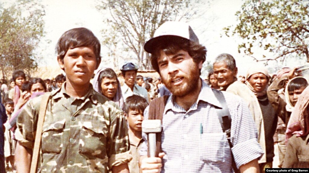 លោក Greg Barron អ្នកយកសារព័ត៌មានវ័យក្មេងម្នាក់ កំពុងធ្វើសេចក្តីរាយការណ៍នៅជំរំម៉ាក់ម៉ុន (Mak Mun) កាលពីខែវិច្ឆិកា ឆ្នាំ១៩៧៩។ (រូបថតផ្តល់ឲ្យដោយ Greg Barron)