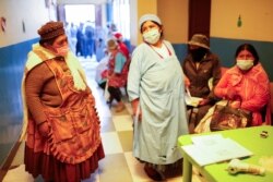 Trabajadoras de mercados y restaurantes reciben la vacuna contra ell COVID-19 en La Paz, Bolivia, el 10 de agosto de 2021.