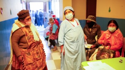 Trabajadoras de mercados y restaurantes reciben la vacuna contra ell COVID-19 en La Paz, Bolivia, el 10 de agosto de 2021. [Foto: Reuters]