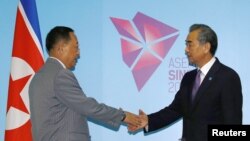 2018年8月3日中国外长王毅同朝鲜外务相李勇浩在新加坡东盟外长会议上举行会晤。