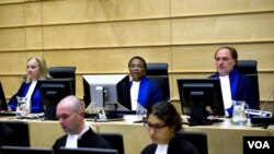 Mahkamah Kejahatan Internasional (ICC) di Den Haag mengeluarkan surat perintah penangkapan bagi Moammar Gaddafi (27/6).