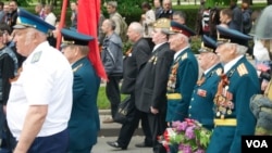 A crowd of about 5000 separatist supporters participated in a celebration to mark Victory Day in Donetsk, eastern Ukraine May 9, 2014. (Jamie Dettmer/VOA)