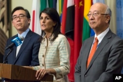 니키 헤일리 유엔 주재 미국 대사(가운데)가 지난 16일 안보리 긴급회의에 참석에 앞서 기자회견을 하고 있다. 왼쪽은 조태열 한국대사, 오른쪽은 코로 벳쇼 일본대사.