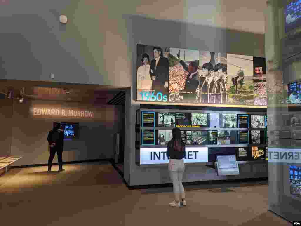 Turistas observan la exhibición que muestra algunas de las fotografías de importantes momentos en la historia así como la parte dedicada al periodista Edward Murrow, quien trabajó como locutor de noticias en la CBS para radio y televisión.&nbsp;Foto: Herbert Zepeda - VOA.