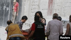 因阿勒頗市遭空襲而受傷的一名男子正被擔架抬出來(2016年9月21日)