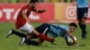 Ahmed Fathy d'Al-Ahly et Achraf Bencharki du Wydad de Casablanca lors de la finale de la Ligue des champions d'Afrique, à Alexandrie, Egypte,le 28 octobre 2017.