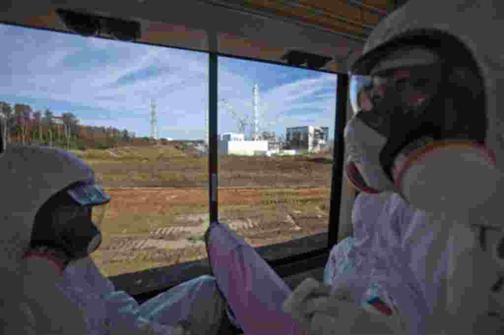 Para realizar esta visita a las instalaciones de Fukushima, los funcionarios de la planta eléctrica de Tokio y los periodistas tenían que utilizar máscaras.