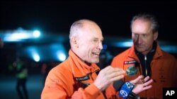 Pilot Solar Impulse 2 Bertrand Piccard (kiri) dan Andre Borschberg sesaat setelah mendarat di Moffet Field, Mountain View, Calif.